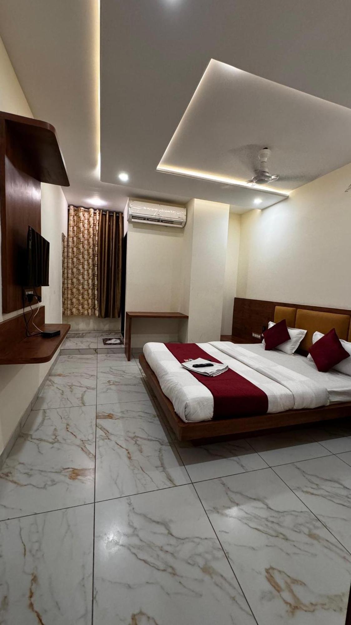 Hotel Prakasham Ujjain Exterior photo
