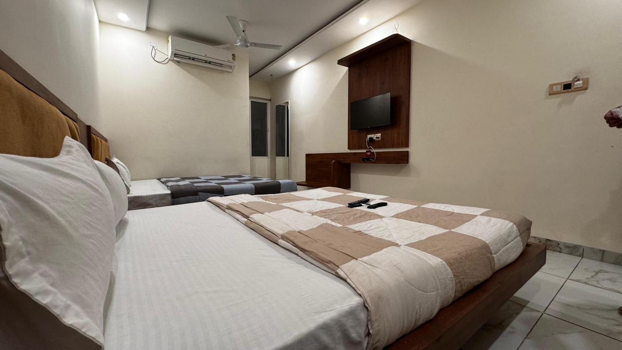 Hotel Prakasham Ujjain Exterior photo