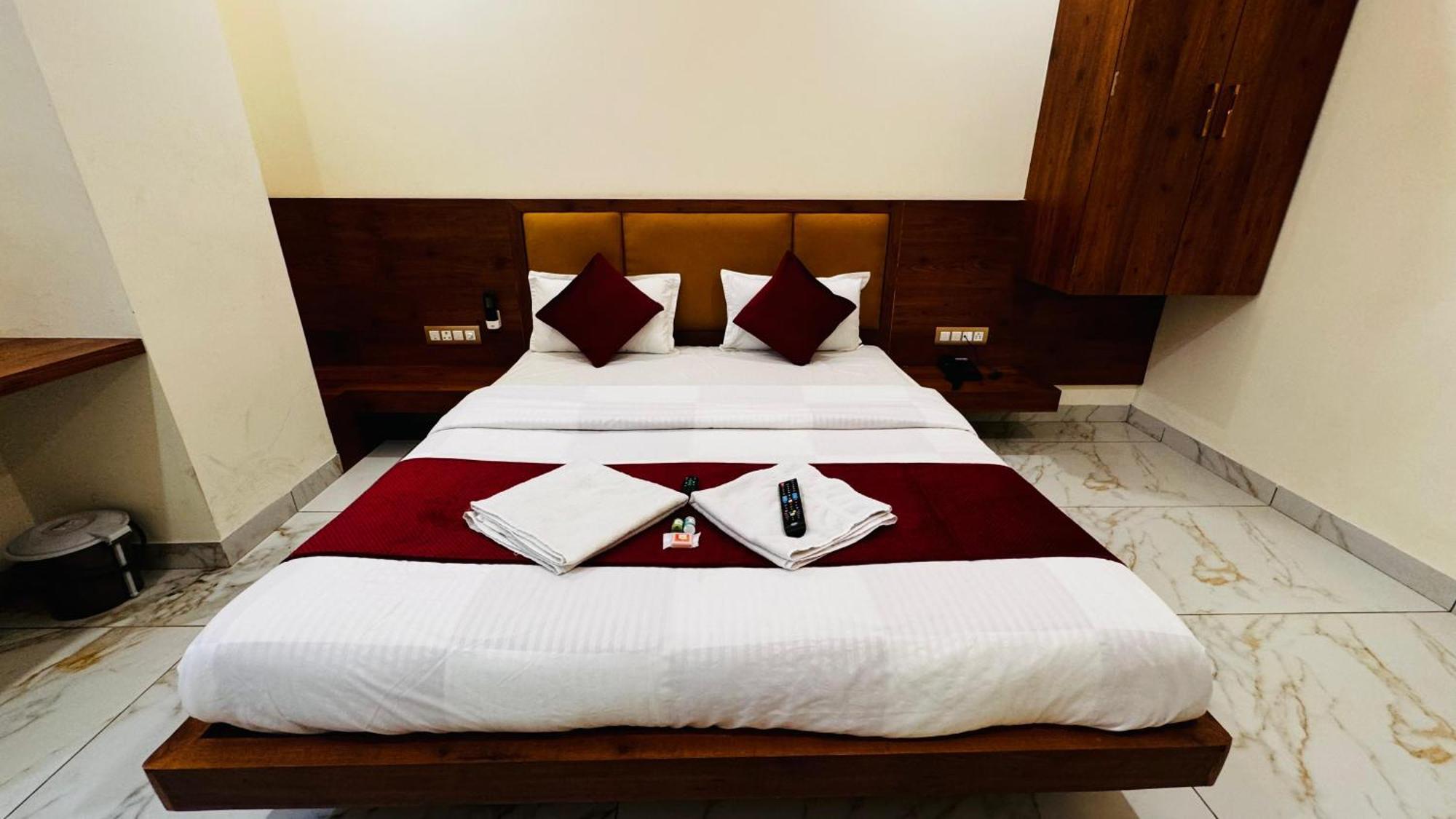 Hotel Prakasham Ujjain Exterior photo