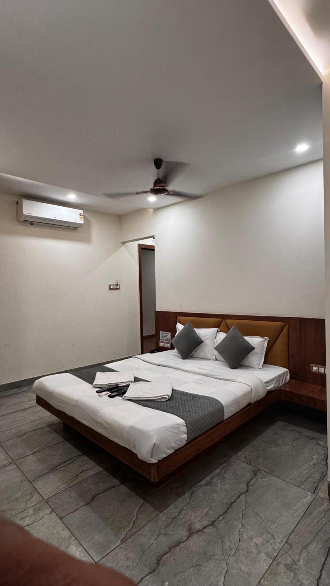Hotel Prakasham Ujjain Exterior photo