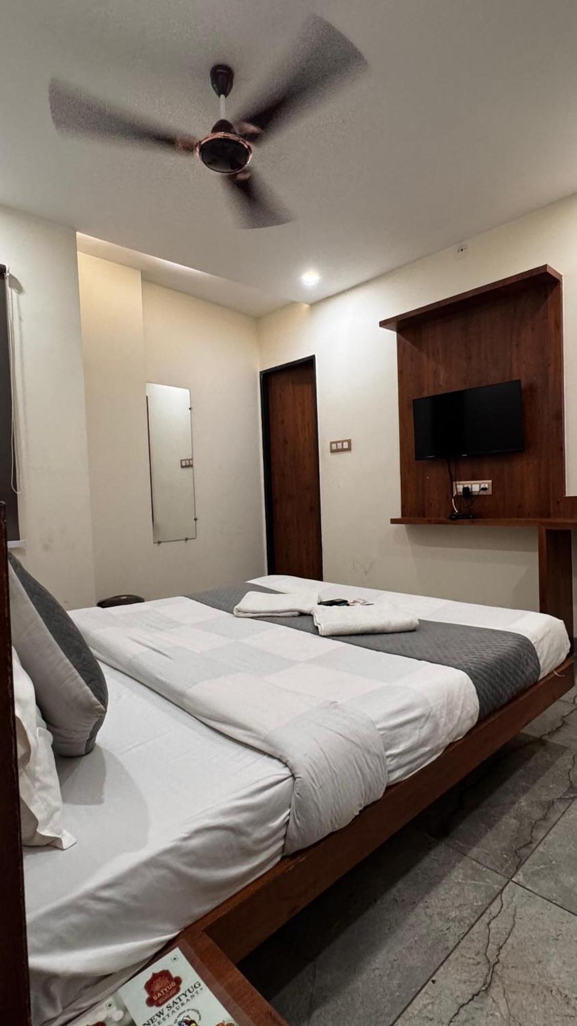 Hotel Prakasham Ujjain Exterior photo